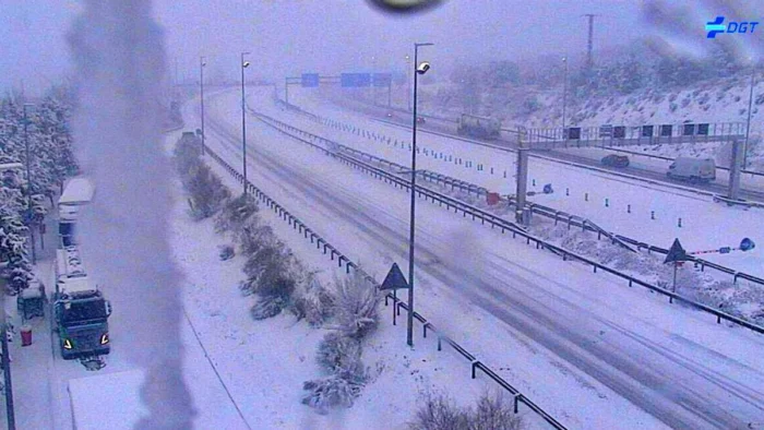 FUERTE NEVADA COLAPSA EL TRÁFICO EN LA SIERRA DE MADRID