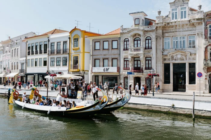 Gastronomía local, canales navegables y casas pintadas a rayas en uno de los pueblos más auténticos de Portugal