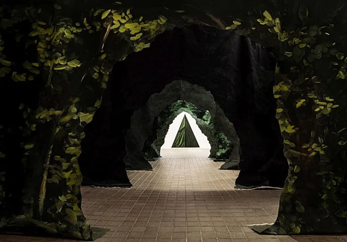 Un Bosque Pictórico Inmersivo: La Exposición de Ernesto Crespo en Madrid