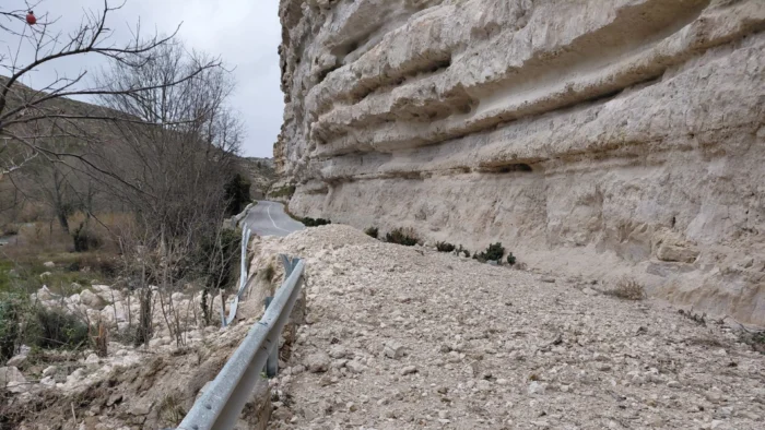 El desprendimiento de una torre de vigilancia mantendrá cortada la AB-206 de Jorquera a la Ribera de Cubas durante algún tiempo