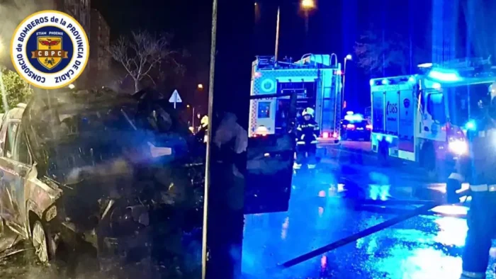 Espectacular Incendio de Coche en Jerez y Fuego en Local de Patinetes en San Roque