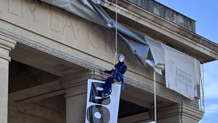 Miembros de la organizaci&oacute;n GKS se descuelgan del monumento franquista de Pamplona para exigir su derribo