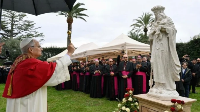 NUEVO TITULO: El Papa bendice estatua de Santa Rosa de Lima y mosaico mariano en el Vaticano
