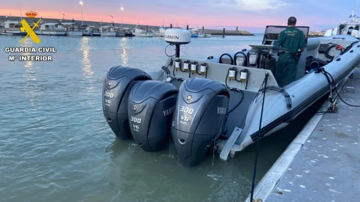 NARCOLANCHAS BUSCAN REFUGIO EN LA BAHÍA DE LA HERRADURA DURANTE EL TEMPORAL