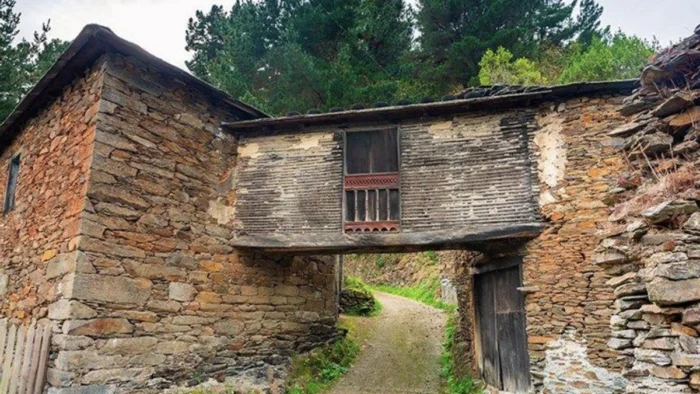Las casas de este pequeño pueblo asturiano se comunican gracias a túneles y pasadizos