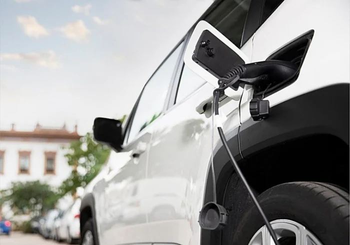 Incertidumbre en la compra de coches eléctricos ante la demora del Plan Auto+