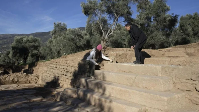 La escalinata monumental de Nisa reaparece bajo tierra: era la entrada a una de las bibliotecas m&aacute;s c&eacute;lebres del Imperio romano