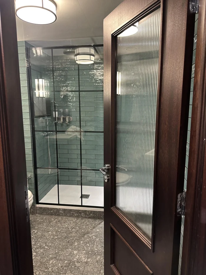 Por qu&eacute; est&aacute;n desapareciendo las puertas de los ba&ntilde;os