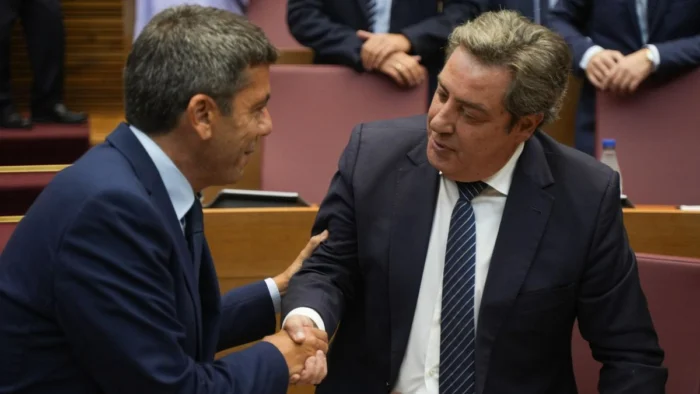 Las contradicciones de Vox: Pide austeridad en Extremadura, pero defiende privilegios en Valencia