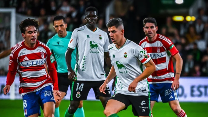 El Racing de Santander, con bajas significativas, se enfrentará al Granada CF que ha formalizado un nuevo fichaje
