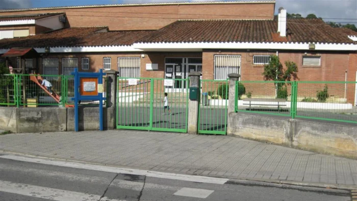 CIERRE INMINENTE DEL COLEGIO LARRAÑAZUBI EN GETXO: PADRES PROTESTAN
