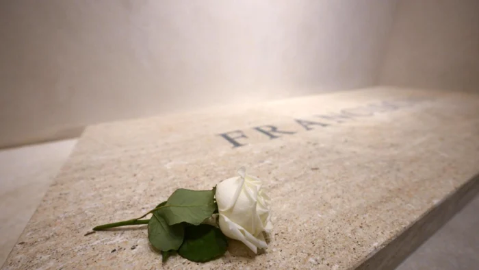 Los peregrinos de Roma celebran la decisión que ha tomado la Basílica Santa María la Mayor para rezar ante la tumba del Papa Francisco