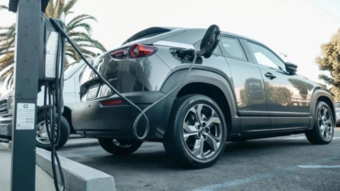 El coche eléctrico se queda 'a cero': el limbo de las ayudas frena en seco las ventas