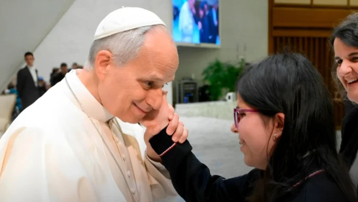 Mariam, la joven invidente que tocó el rostro de León XIV: "Denota mucha humanidad"