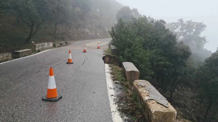 Cortada la carretera A-372 entre Benamahoma y Grazalema por riesgo de derrumbe