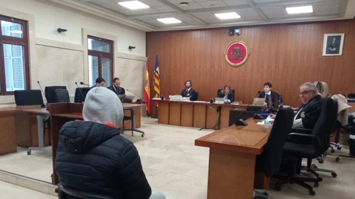 El insólito argumento del acusado de violar a su hija de 3 años en Palma: culpa a una toalla del contagio de gonorrea