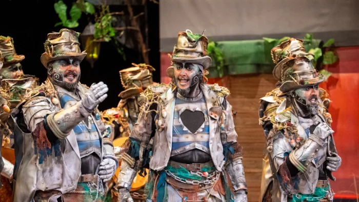 Críticas al Gobierno y Corrupción Socialista Irrumpen en el Carnaval de Cádiz