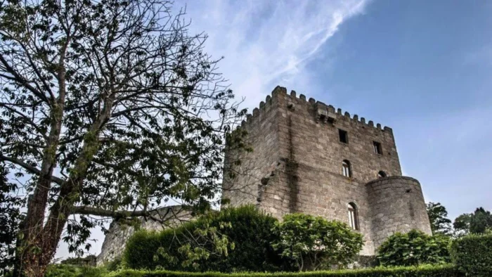 En este castillo, edificado sobre un castro del siglo I, hoy puedes ver una catapulta o aprender c&oacute;mo se elaboran los zuecos