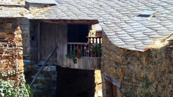 Las casas de este pequeño pueblo asturiano se comunican gracias a túneles y pasadizos
