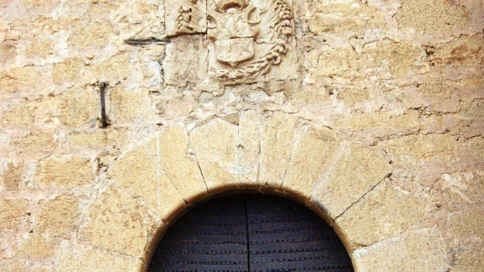 La fortaleza medieval a los pies de Sierra Nevada que conserva un patio renacentista en su interior