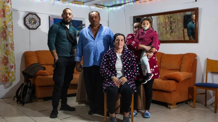 Una promotora amenaza con echar de su casa a María, Antonio y decenas de personas en Mallorca: "Somos honrados"