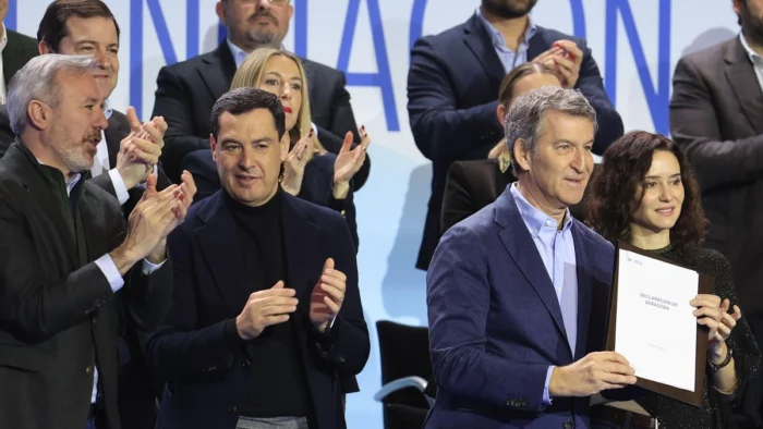 Moreno y Ayuso se contraprograman con sus misas por las víctimas de Adamuz y Feijóo opta por el presidente andaluz