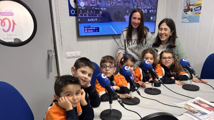 Los niños de Escuelas Pías inauguran el taller de radio en el Día de la Paz