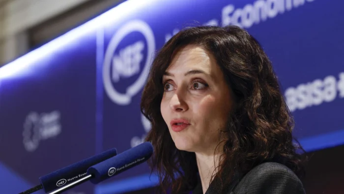 Ayuso anuncia otra rebaja de medio punto en el IRPF autonómico durante una conferencia en la que pide recortes a la universidad