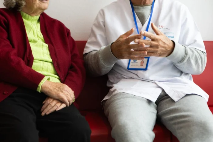 Los voluntarios, el alivio de las personas que están solas: "Son nuestros ángeles custodios"