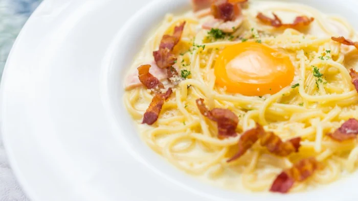 Brócoli y alcachofas a la carbonara: una receta para mantener los buenos propósitos más allá de enero