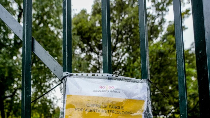 Sevilla cierra parques y cementerio por alerta meteorológica