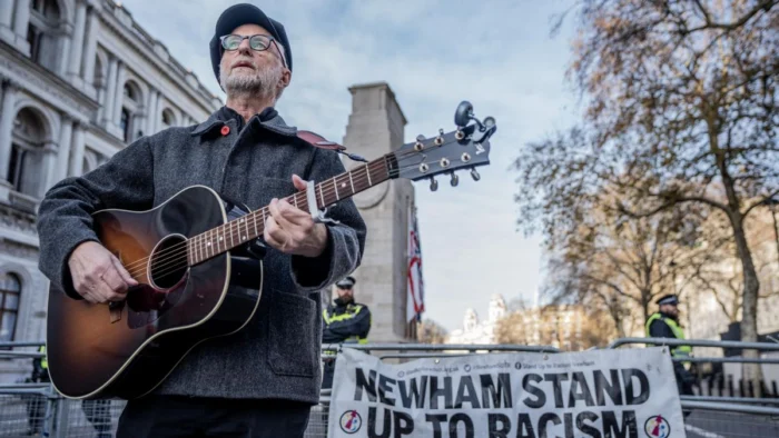 Billy Bragg se enfrenta a Trump e ICE con su canción 'City of Heroes'