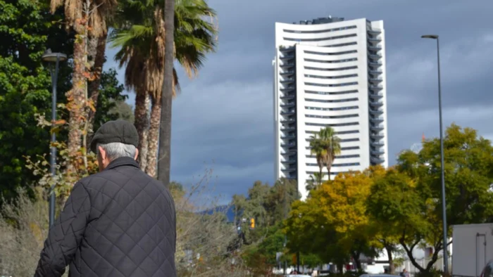 Falsas alarmas, fiestas y denuncias en la casa de los l&iacute;os: vecinos y turistas se disputan las torres m&aacute;s altas de Andaluc&iacute;a