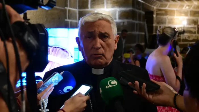 CONTROVERSIA POR LA RESIDENCIA DEL OBISPO ZORNOZA MIENTRAS SE INVESTIGAN ABUSOS