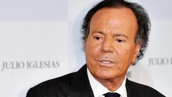 NUEVO TITULO: Julio Iglesias Demanda a Yolanda Díaz por Comentarios sobre Denuncias de Acoso