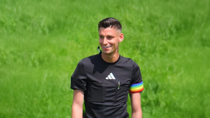 Agresión al árbitro alemán Pascal Kaiser tras pedir matrimonio a su novio en pleno partido