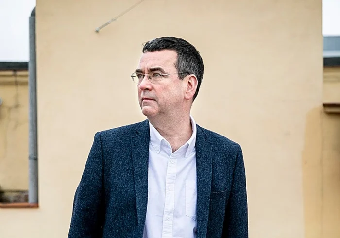 Mick Herron: El renovador del género de espías que prefiere la oficina al campo de batalla