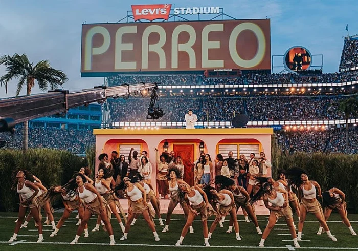 BAD BUNNY DESATA LA POLÉMICA EN LA SUPER BOWL: TRUMP Y SEGUIDORES MAGA CRITICAN SU ACTUACIÓN