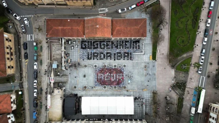 Urdaibai celebra el fin del proyecto Guggenheim con un mosaico humano