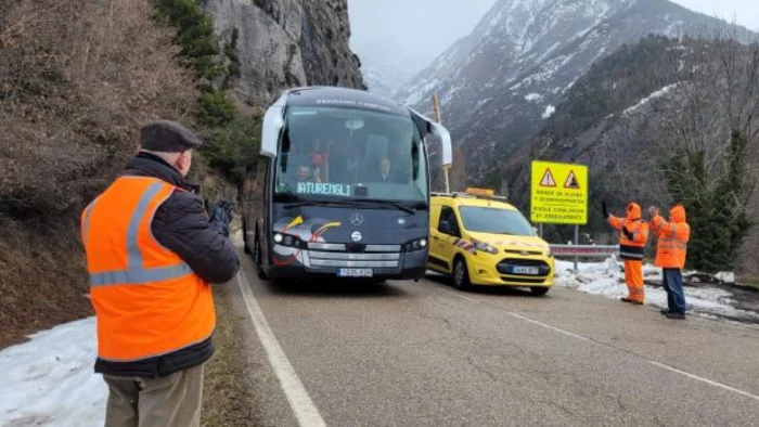 Evacúan a turistas del Balneario de Panticosa tras alud que cortó la carretera