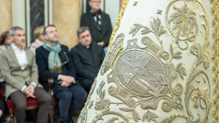 RESTAURADO EL HISTÓRICO MANTO "CAPELLÁN MATA" DE LA VIRGEN DE LOS DESAMPARADOS