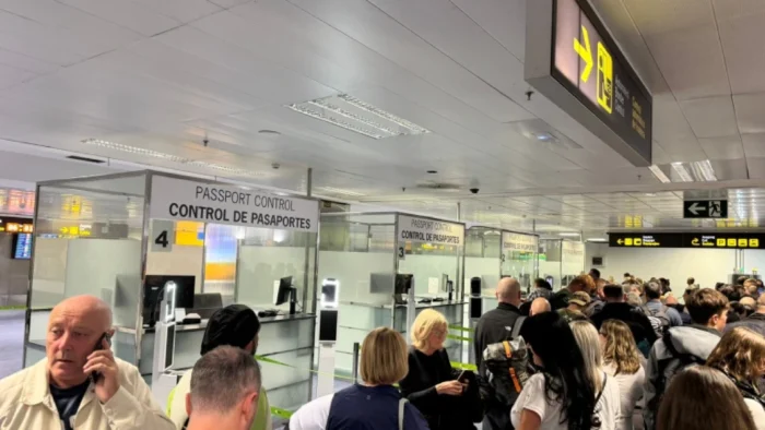 Caos en el Aeropuerto de Tenerife Sur: Largas Colas y Críticas por la Gestión