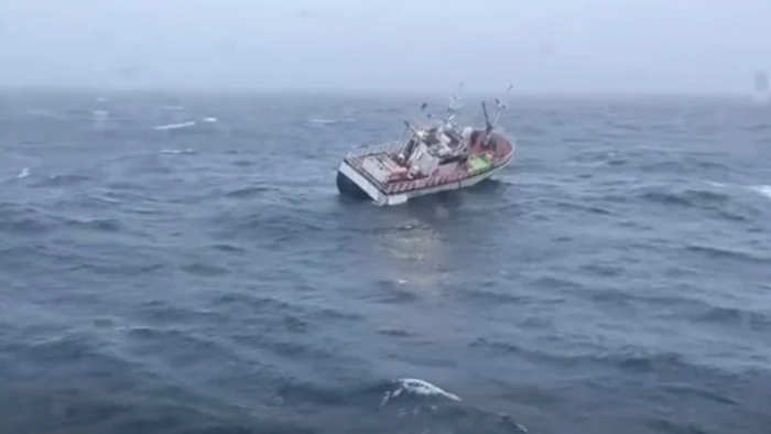 PESQUERO A LA DERIVA: MAL TIEMPO DIFICULTA LAS LABORES DE SALVAMENTO