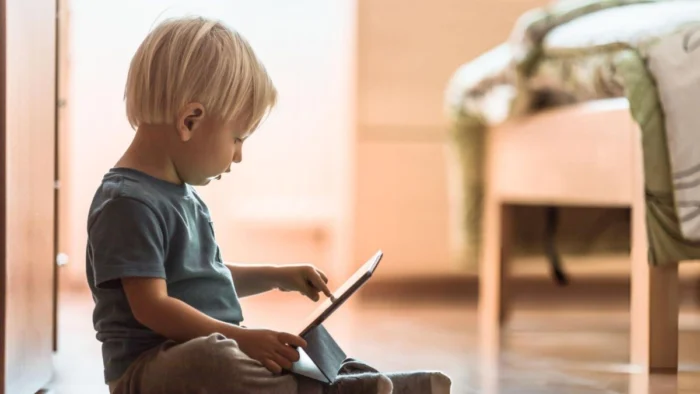 NIÑOS Y PANTALLAS: ALERTAN SOBRE LA FALTA DE HABILIDADES BÁSICAS AL ENTRAR AL COLEGIO