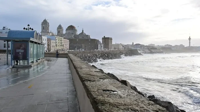 Fuerte Viento Derriba Farola en Cádiz, Hiriendo a una Persona