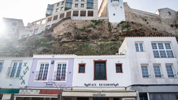 El acantilado que amenaza a turistas y vecinos en Menorca: "No estoy tranquilo, nadie toma medidas para evitar una tragedia"