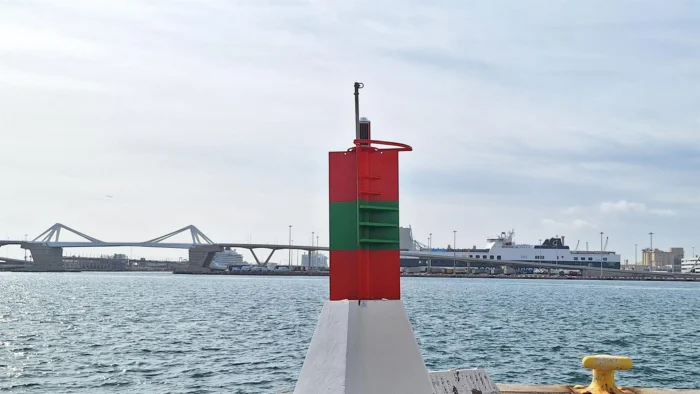 Nuevas balizas marítimas refuerzan la seguridad en el Puerto de Barcelona