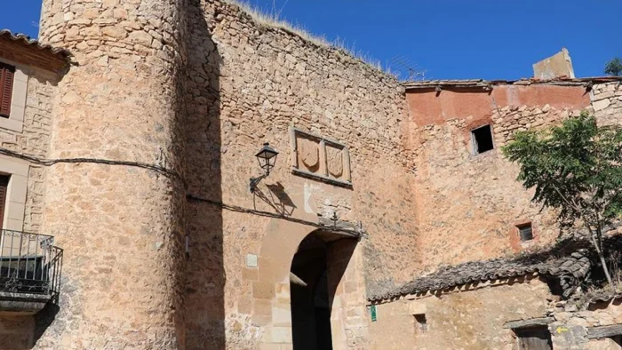 Este pueblo amurallado de menos de 100 habitantes alberga un castillo y hasta dos museos