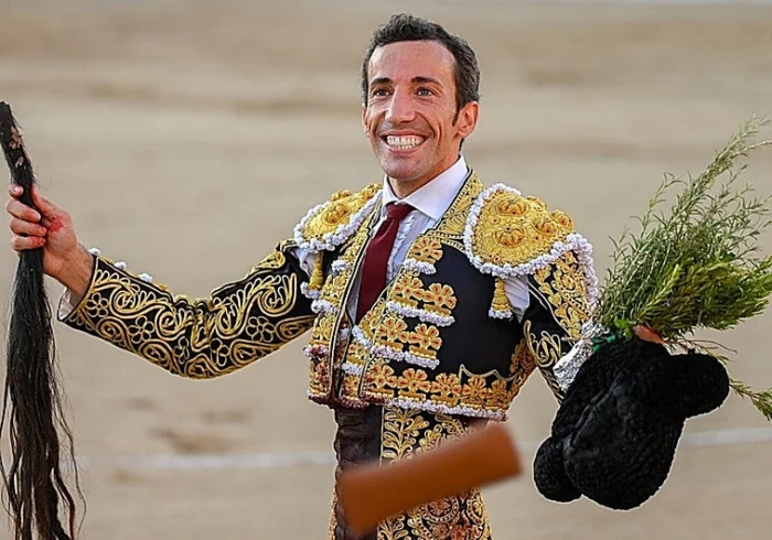 DAVID DE MIRANDA RECIBE EL PREMIO “MANOLETE” EN LINARES TRAS FAENA HISTÓRICA