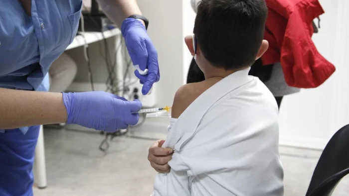 Osakidetza detecta vacunas caducadas de 2023 y cita a familias para revacunar a niños